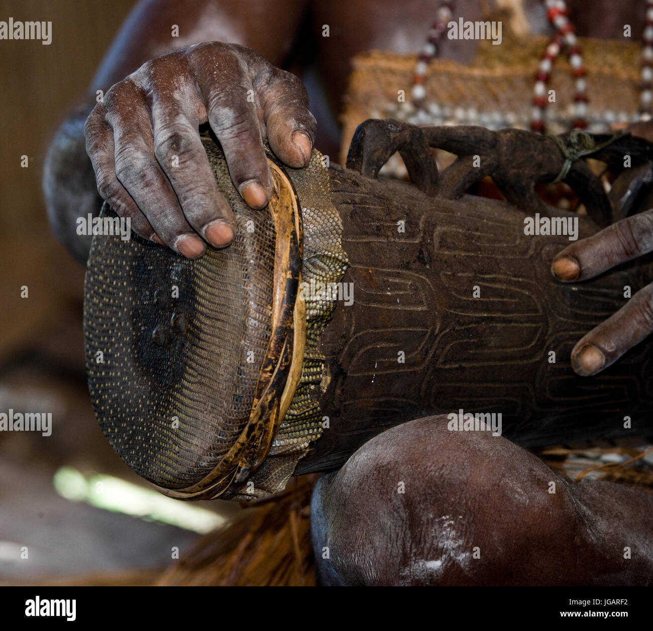 Indonesien, IRIAN JAYA, ASMAT Provinz, JOW Dorf - Januar 19: Detail einer Schamanentrommel Asmat Stamm. Stockfoto