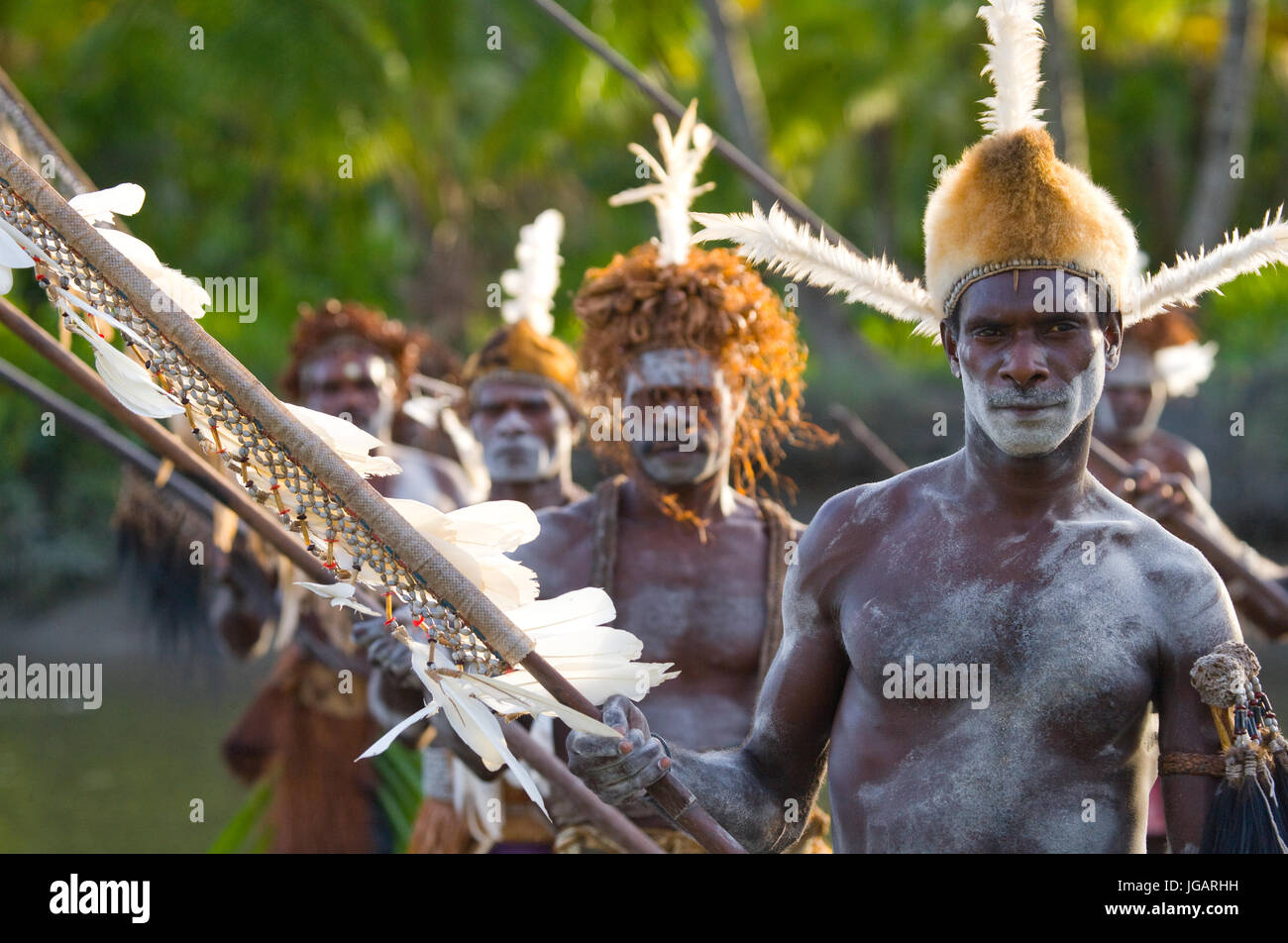 Indonesien, IRIAN JAYA, ASMAT Provinz, JOW Dorf - Januar 19: Krieger Asmat Stamm sind traditionelle Kanu verwenden. Stockfoto