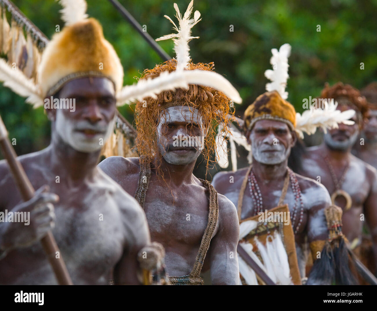 Indonesien, IRIAN JAYA, ASMAT Provinz, JOW Dorf - Januar 19: Krieger Asmat Stamm sind traditionelle Kanu verwenden. Stockfoto