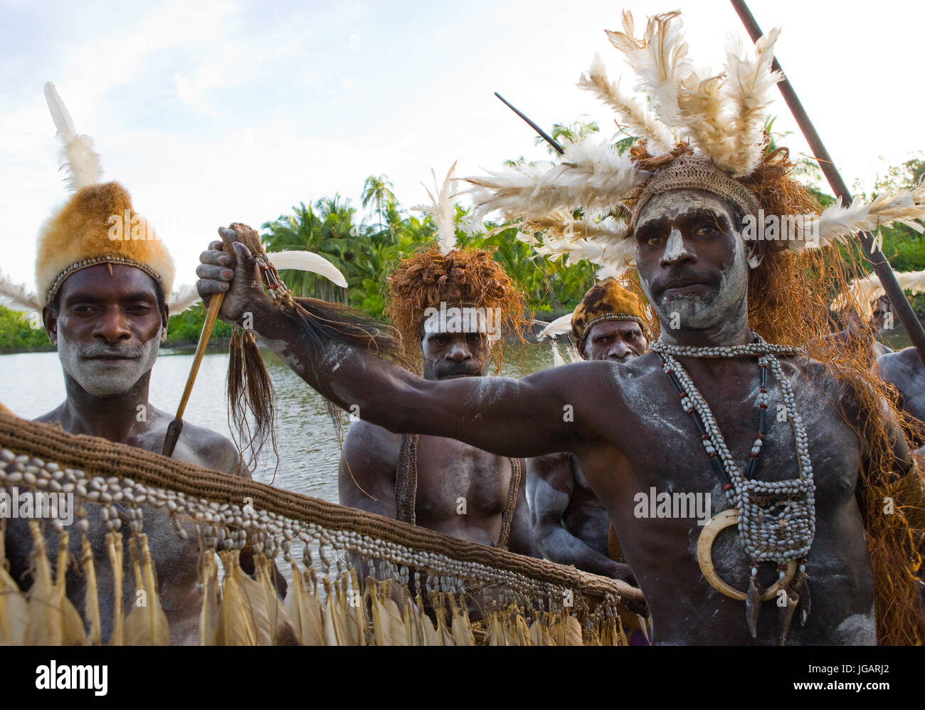 Indonesien, IRIAN JAYA, ASMAT Provinz, JOW Dorf - Januar 19: Krieger Asmat Stamm sind traditionelle Kanu verwenden. Stockfoto