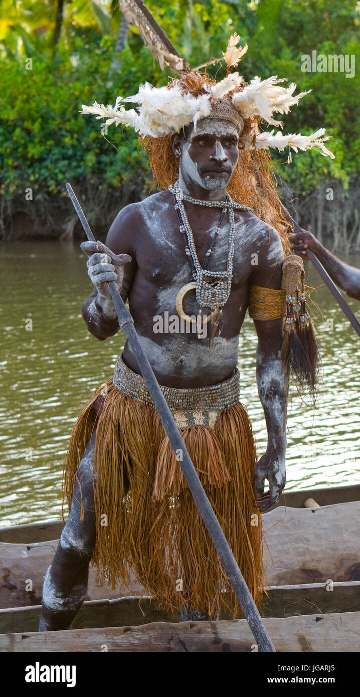 Indonesien, IRIAN JAYA, ASMAT Provinz, JOW Dorf - Januar 19: Krieger Asmat Stamm sind traditionelle Kanu verwenden. Stockfoto