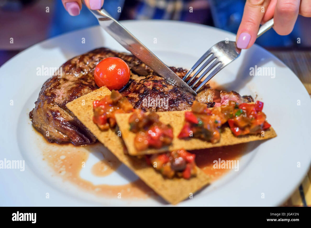 Gegrilltes Rindfleisch mit Tomaten-bruschetta Stockfoto