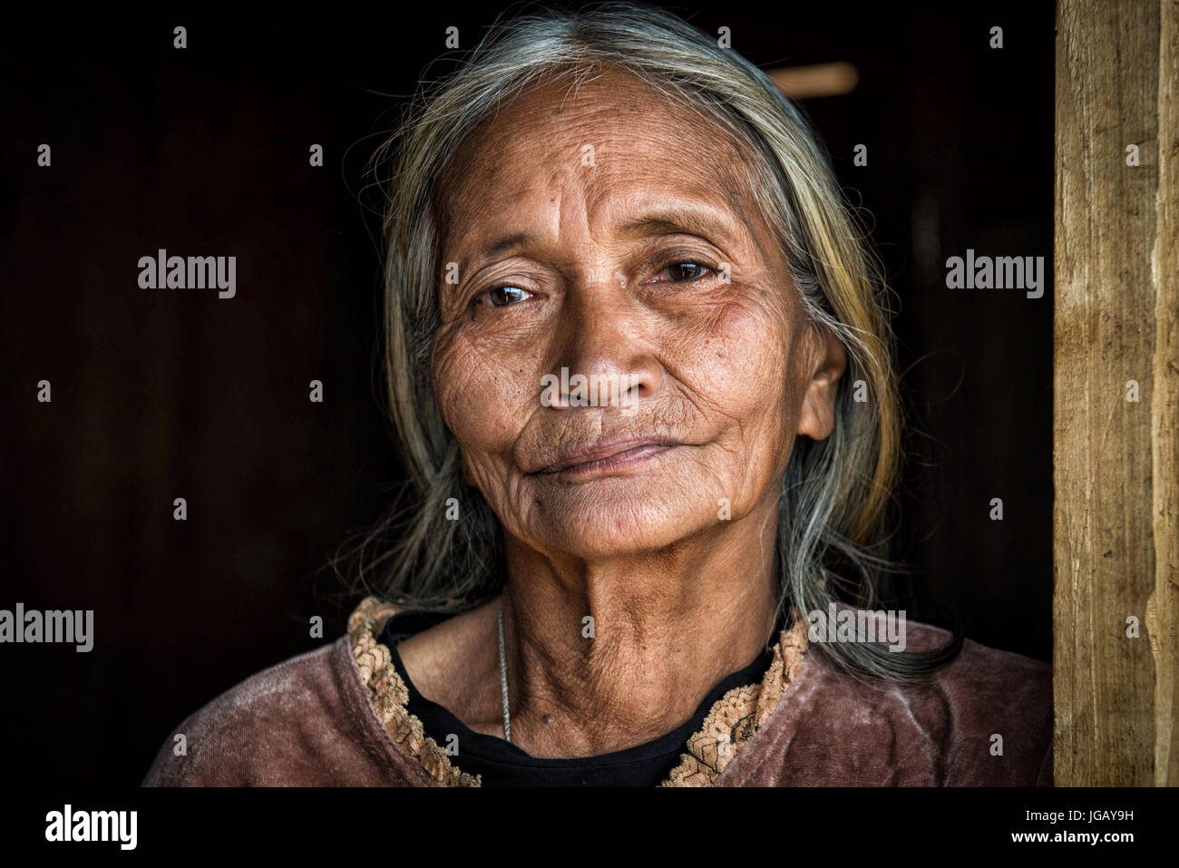 Myanmar, Chin-Staat, Portrait einer älteren Frau in einem ländlichen Dorf in der Nähe von Hakha Stockfoto