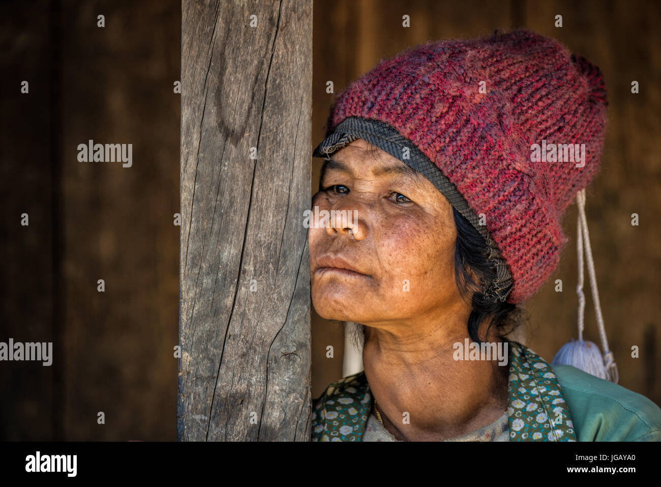 Myanmar, Chin-Staat, Porträt einer jungen Frau in einem ländlichen Dorf Stockfoto