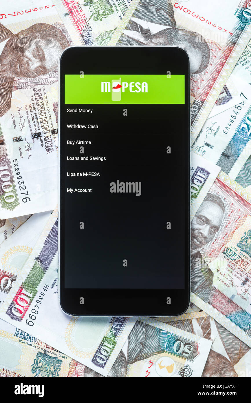 Safaricom M-Pesa fintech Mikrofinanz geld Transaction Service am Telefon mit kenianischen Schilling Banknoten Hintergrund Stockfoto