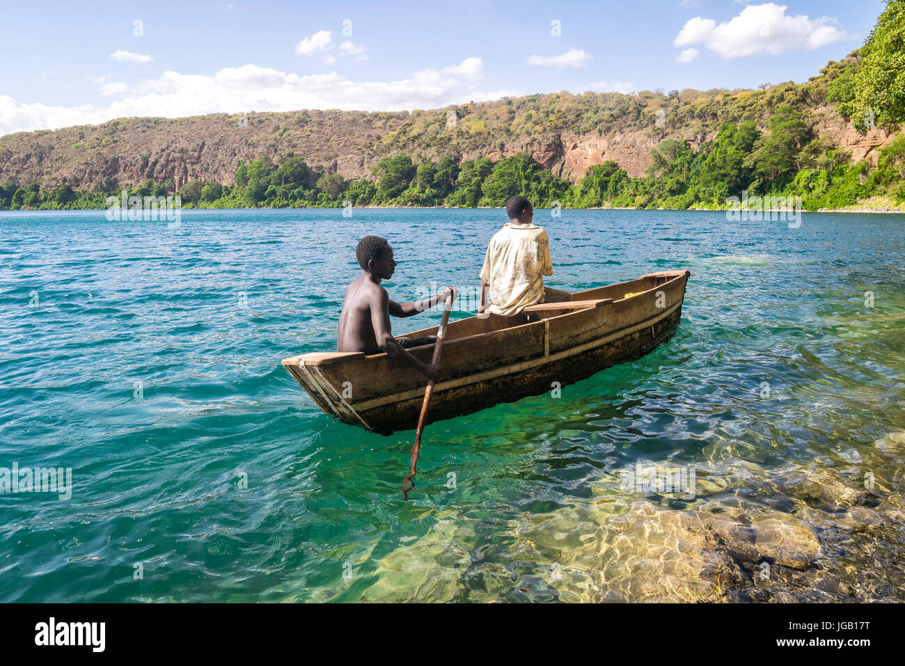Afrikaner im Kanu auf schönen Chala See, Kenia und Tansania Grenze Stockfoto