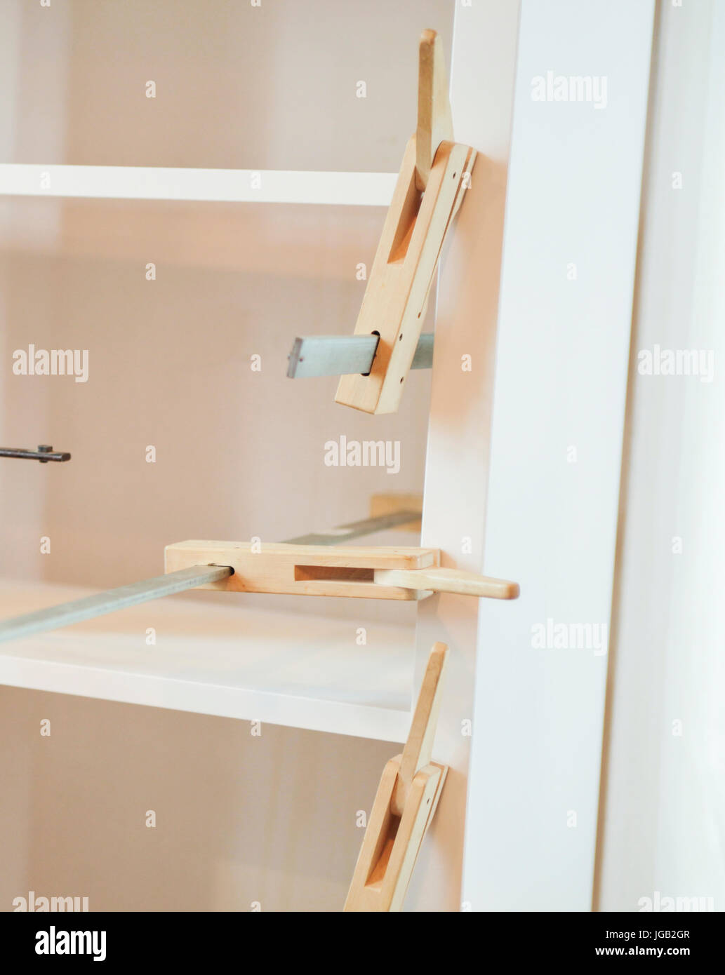 Bücherregal mit Holz Klemmen Stockfoto