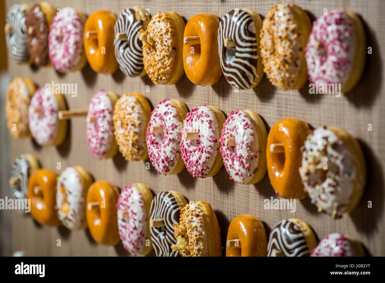 Leckere, bunte Donuts in Folge Stockfoto
