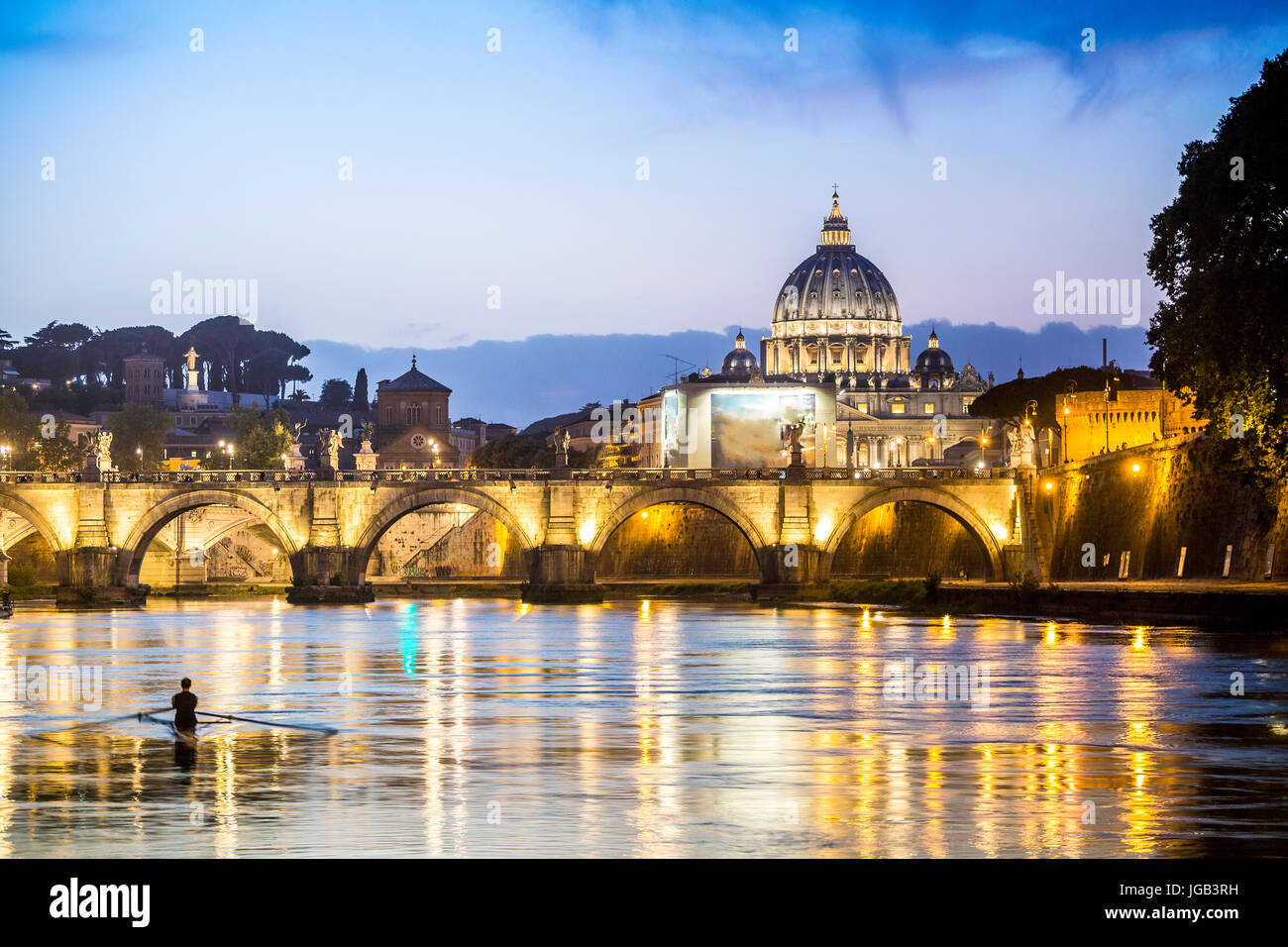 Schöne Aussicht auf den Tiber und Vatikan Kuppel, Rom, Italien Stockfoto
