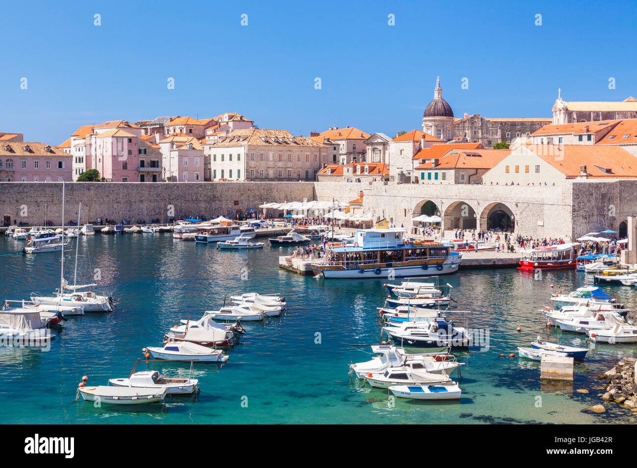 Kroatien Dubrovnik Kroatien dalmatinischen Küstenblick auf Dubrovnik Altstadt alte Hafen Porporela Hafen Dubrovnik Hafen Boote Dubrovnik Kroatien Europa Stockfoto