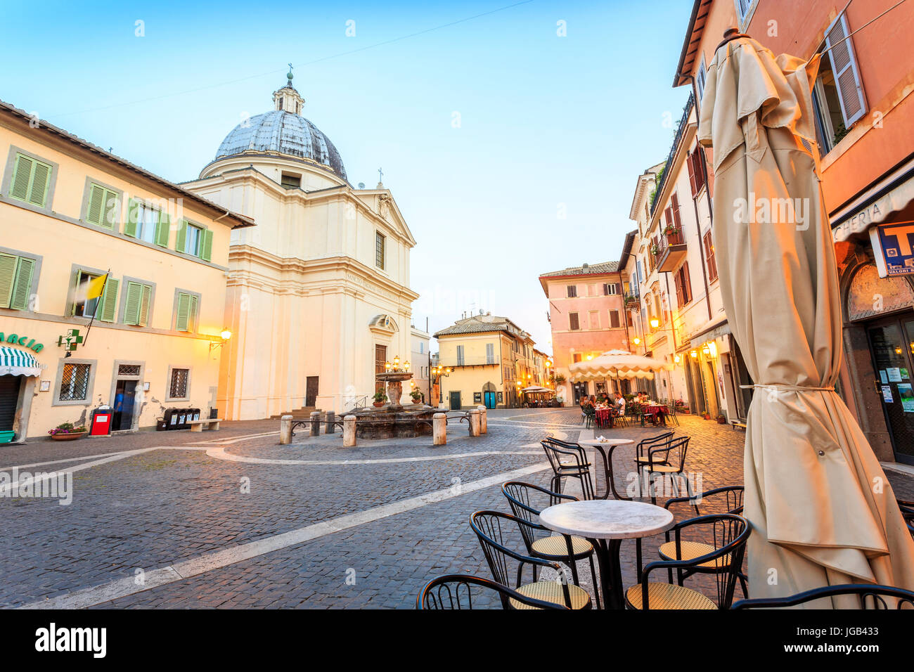 Hauptplatz in Castel Gandolfo, der Sommerresidenz des Papstes, Italien Stockfoto