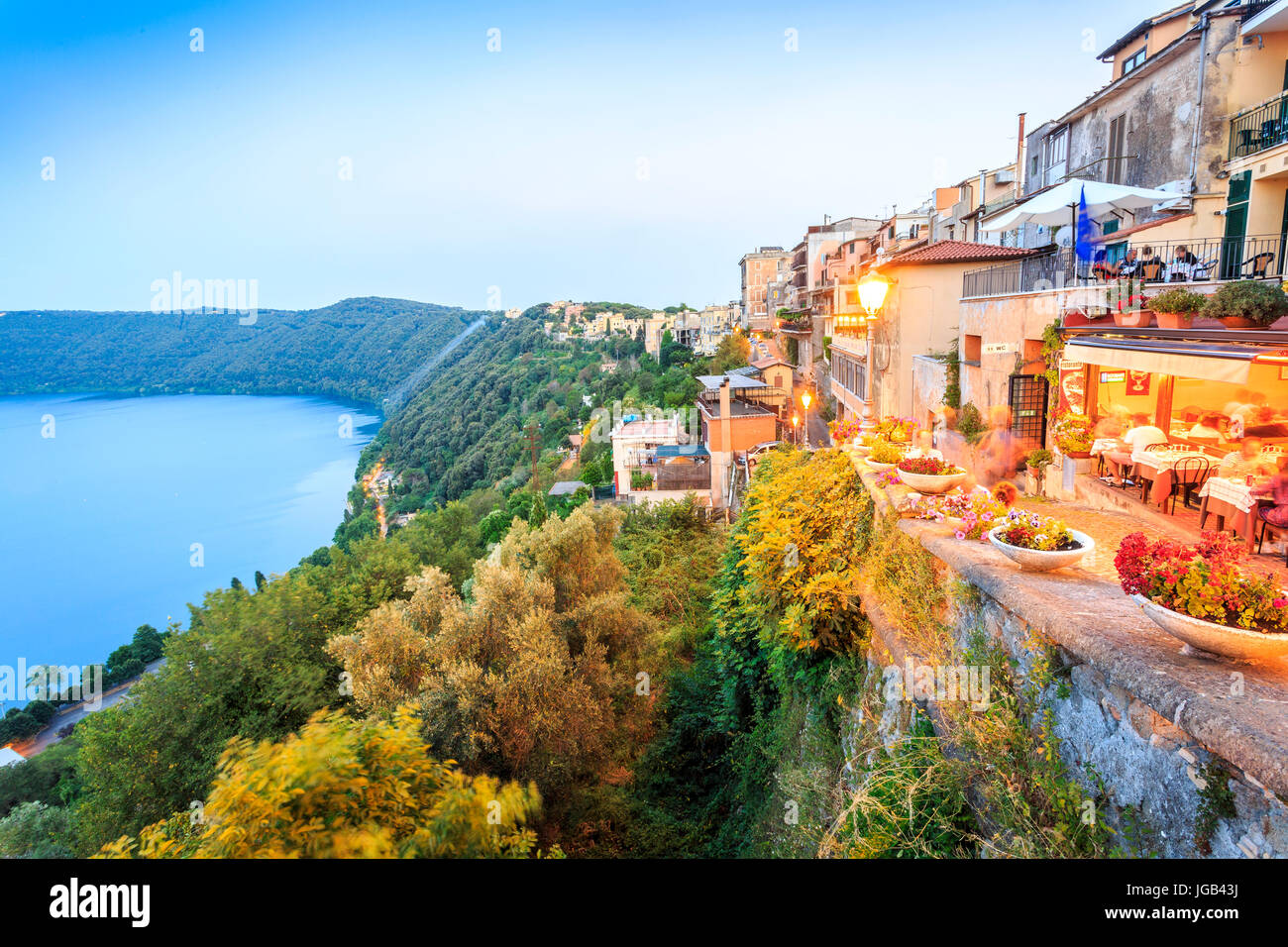 Albano See und Stadt von Castel Gandolfo, Lazio, Italien Stockfoto