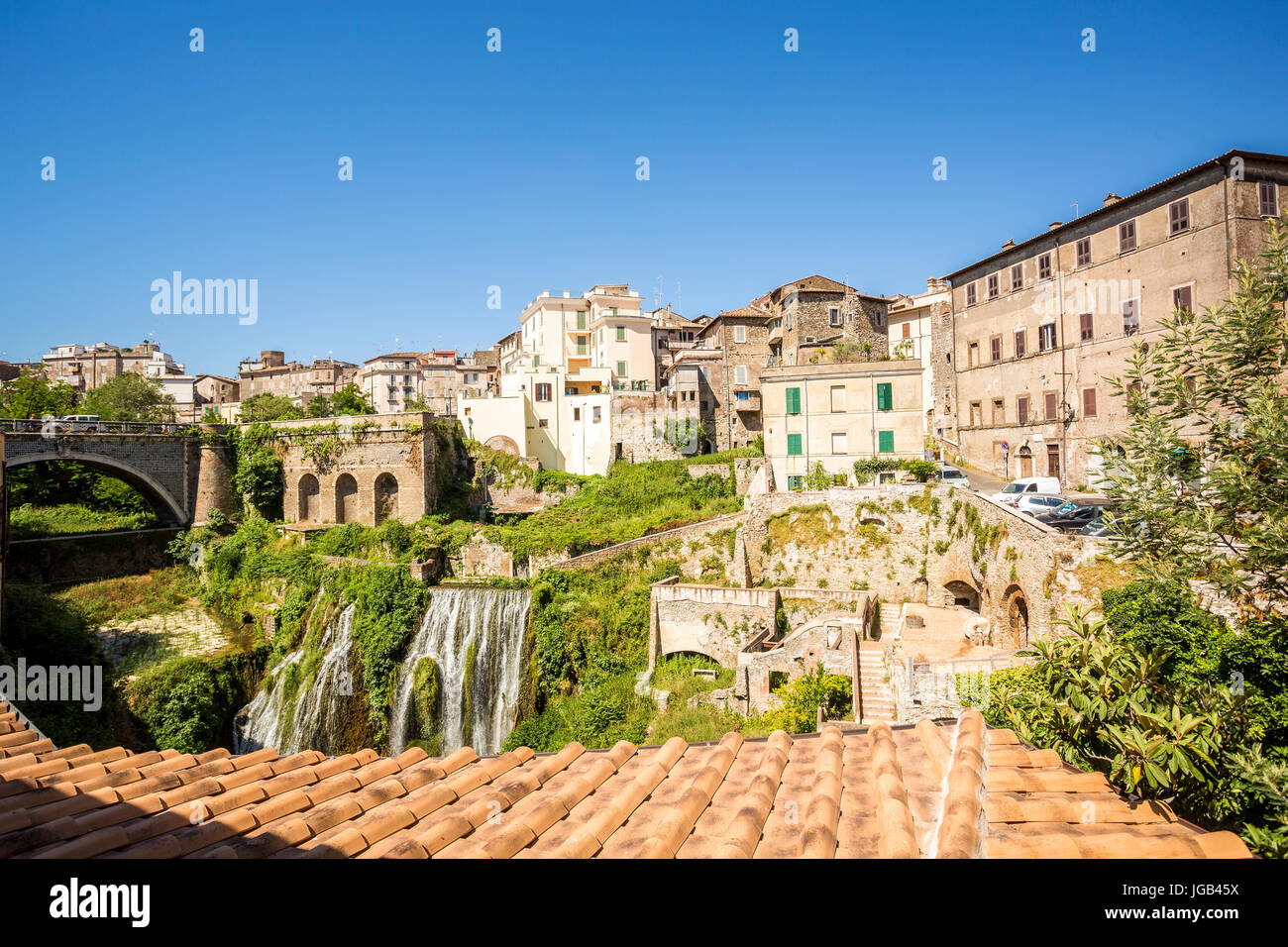 Schöne Park der Villa Gregoriana und charmanten Gebäude in Tivoli