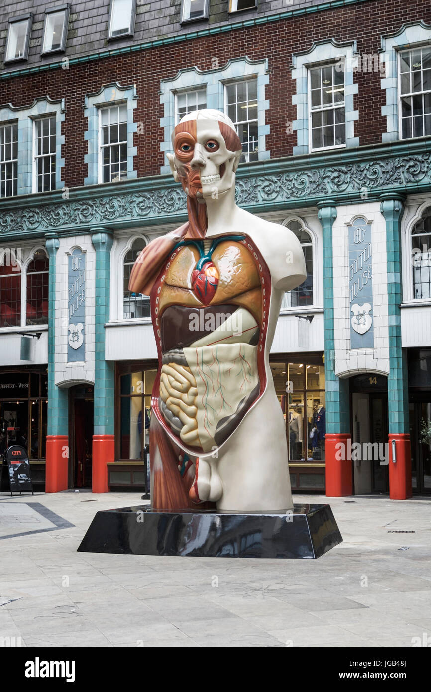 TEMPLE, eine Skulptur von Damien Hurst, die in der City of London als Teil der öffentlichen Kunstinstallation Sculpture in the City ausgestellt wird. Stockfoto