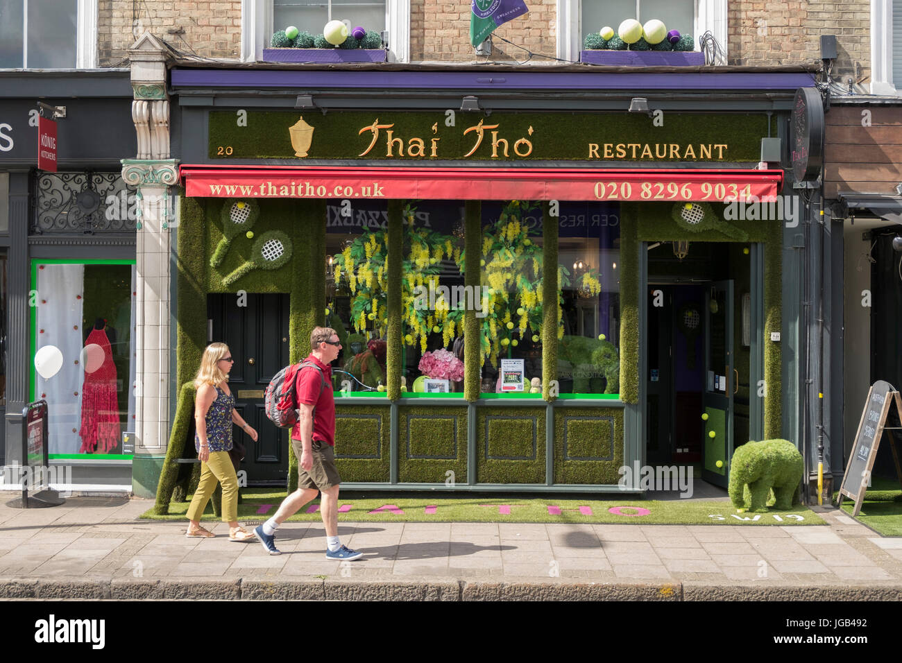 4. Juli 2017. Geschäfte in Wimbledon dekoriert für Wimbledon Tennis vierzehn Tage, London SW19 Stockfoto