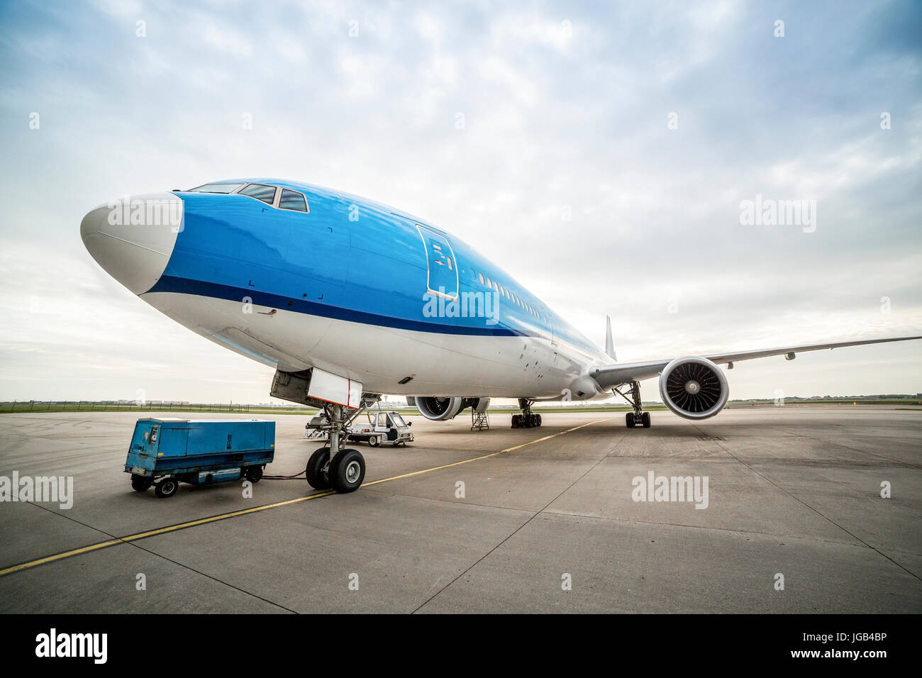 Wartung eines großen Flugzeugs auf dem Flughafen Stockfoto
