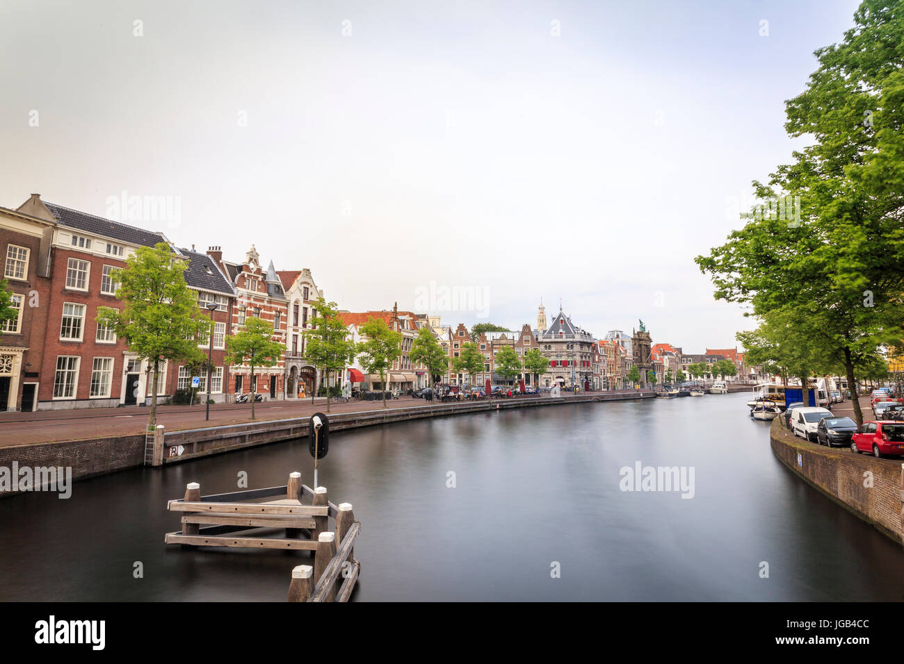 Süße Stadt Haarlem am Kanal, Niederlande Stockfoto