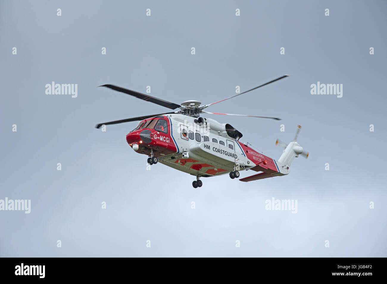 G-MCGF zwei maritime und Suche und Rettung S-92 Hubschrauber in Inverness eine SAR-Anforderungen im Norden von Schottland zu decken. Stockfoto