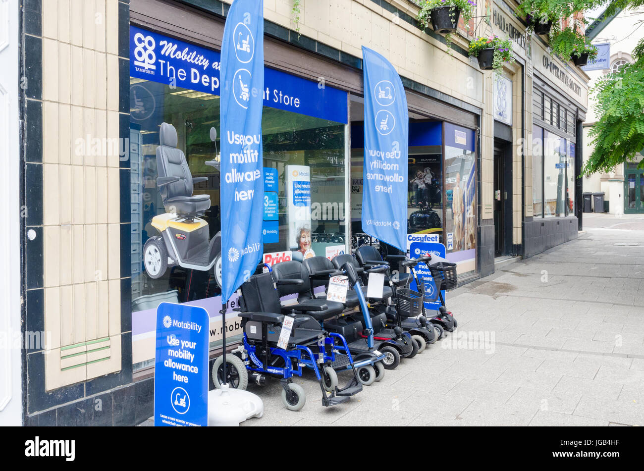 Elektrische Rollstühle für den Verkauf außerhalb Co-Operative Mobilität Shop in Tamworth, Staffordshire Stockfoto
