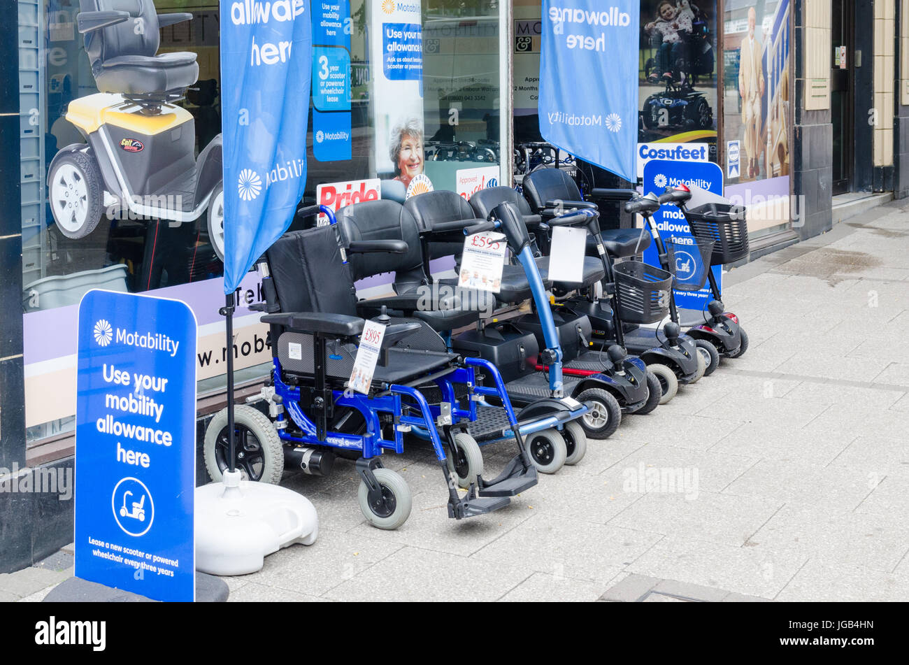 Elektrische Rollstühle für den Verkauf außerhalb Co-Operative Mobilität Shop in Tamworth, Staffordshire Stockfoto