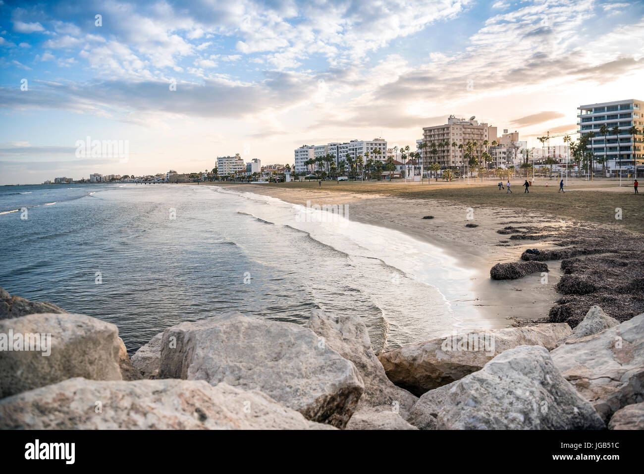 Küste bei Sonnenuntergang in Larnaca, Zypern Stockfoto