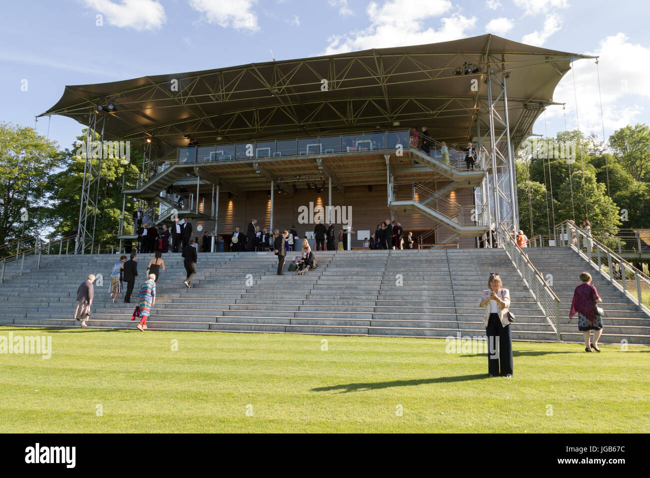 Opernbesucher am Opernhaus, Garsington Opera, Wormsley Park, Stokenchurch, Buckinghamshire England UK Stockfoto