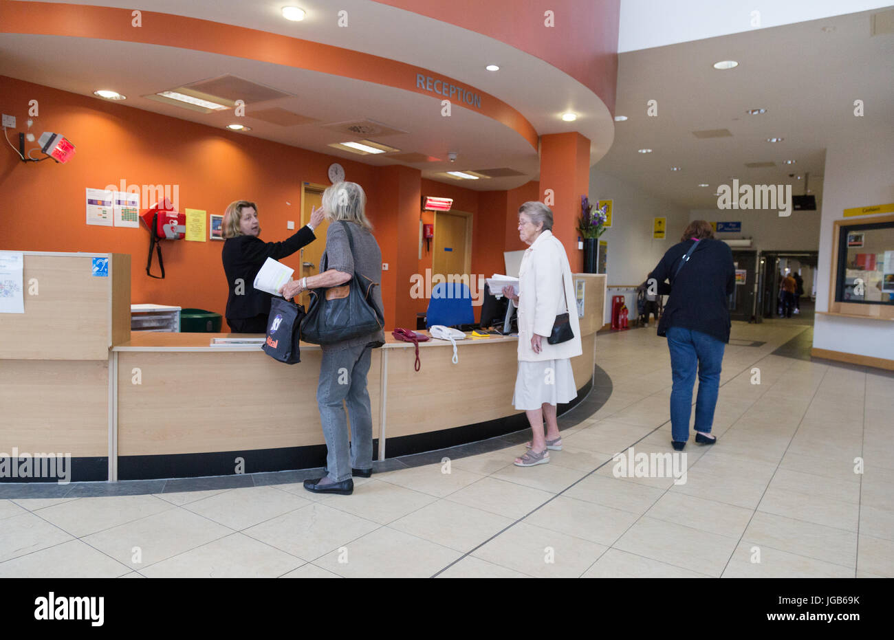 Krankenhaus-Rezeption - Patienten an der West Wing Rezeption, John Radcliffe Hospital Oxford England UK Stockfoto