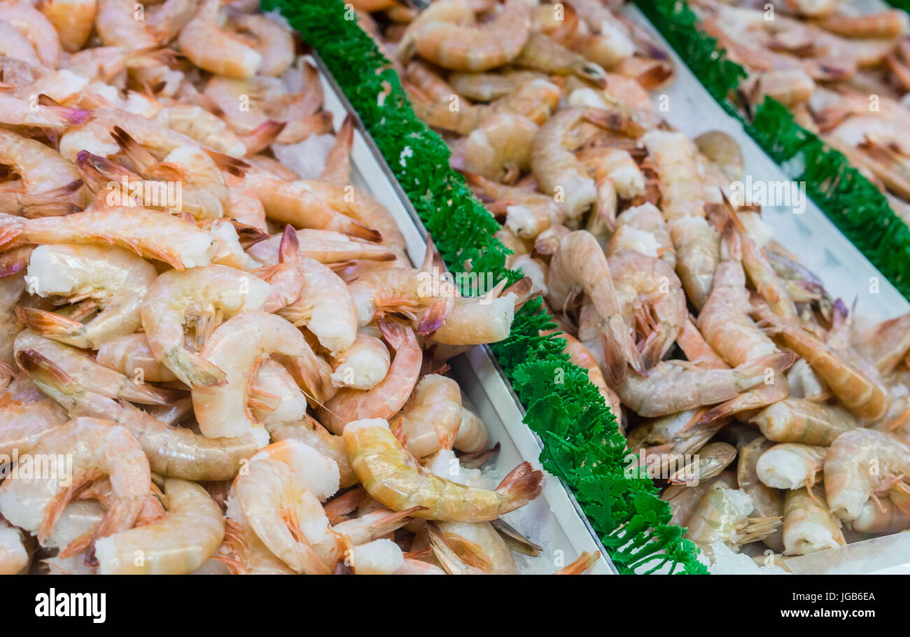 Frisch zubereitete Garnelen auf Eis am Fischmarkt. Stockfoto