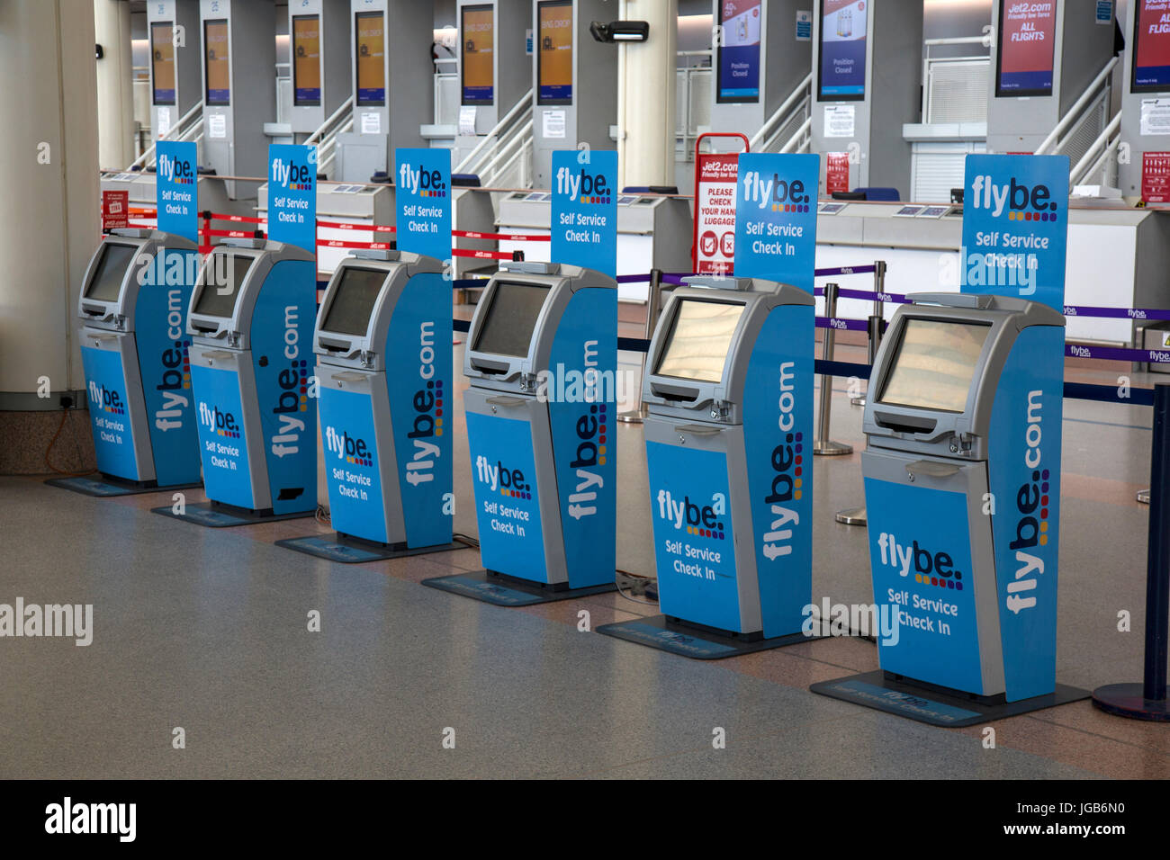 Eine Reihe von Flybe Self-Service Check-in Automaten am Flughafen in die britischen Kanalinseln Jersey. Stockfoto