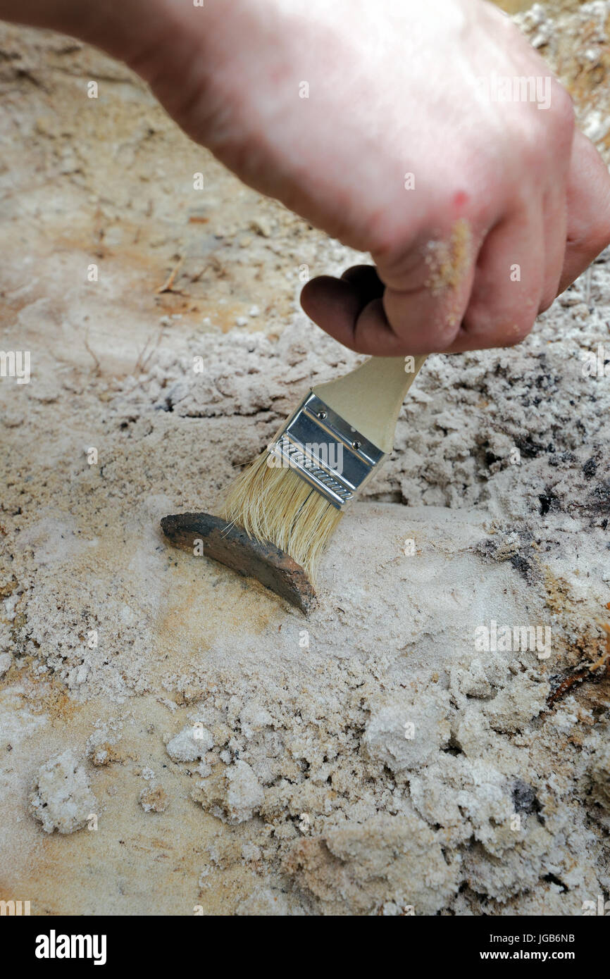 Archäologischer Fund - ein Fragment der alten Keramikgefäß, Schärfe über den Fund Stockfoto