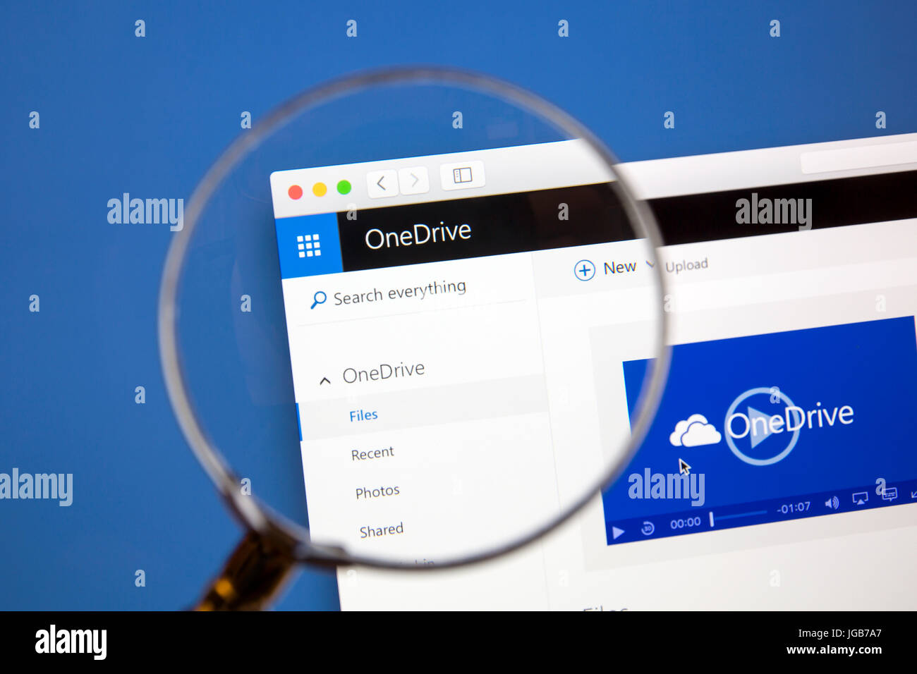 Microsoft OneDrive-Website unter einem Vergrößerungsglas. Microsoft OneDrive ist eine Datei-Hosting-Service. Stockfoto