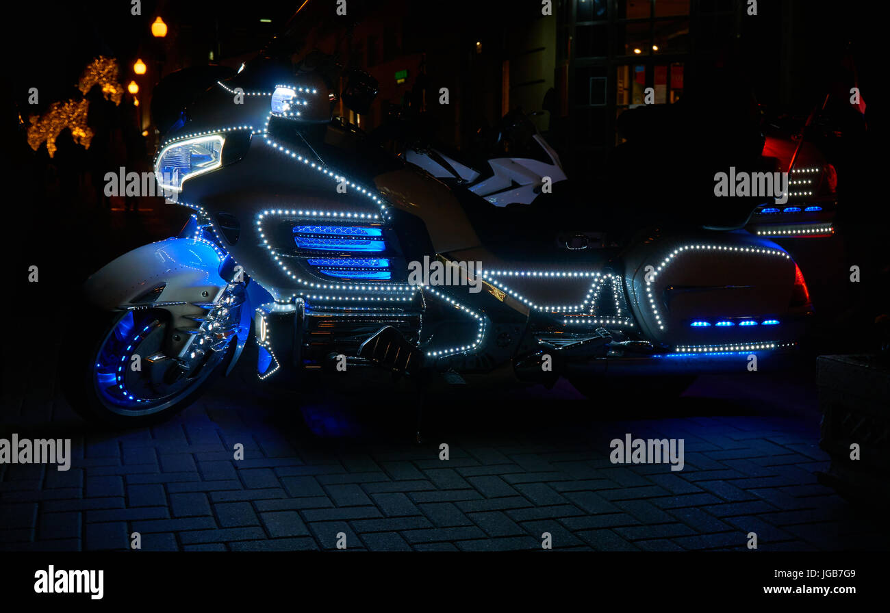 Motorrad mit led-leuchten auf der Straße in der Nacht in Moskau Stockfoto