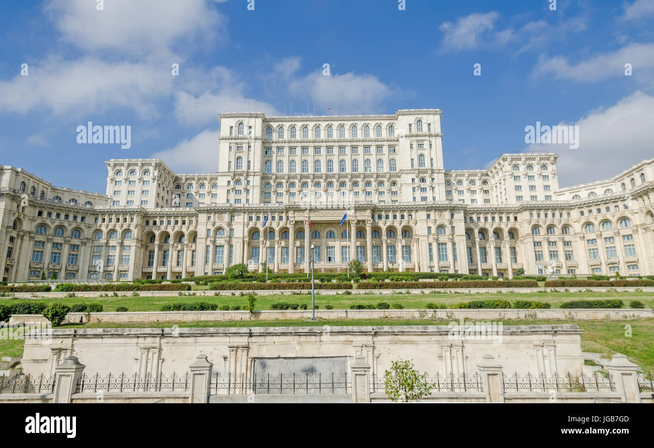 BUKAREST, RUMÄNIEN - 19. SEPTEMBER 2015. Das Gebäude mit dem Namen "Casa Poporului" (Haus des Volkes), das Quadrat "Piata Constitutiei". Stockfoto