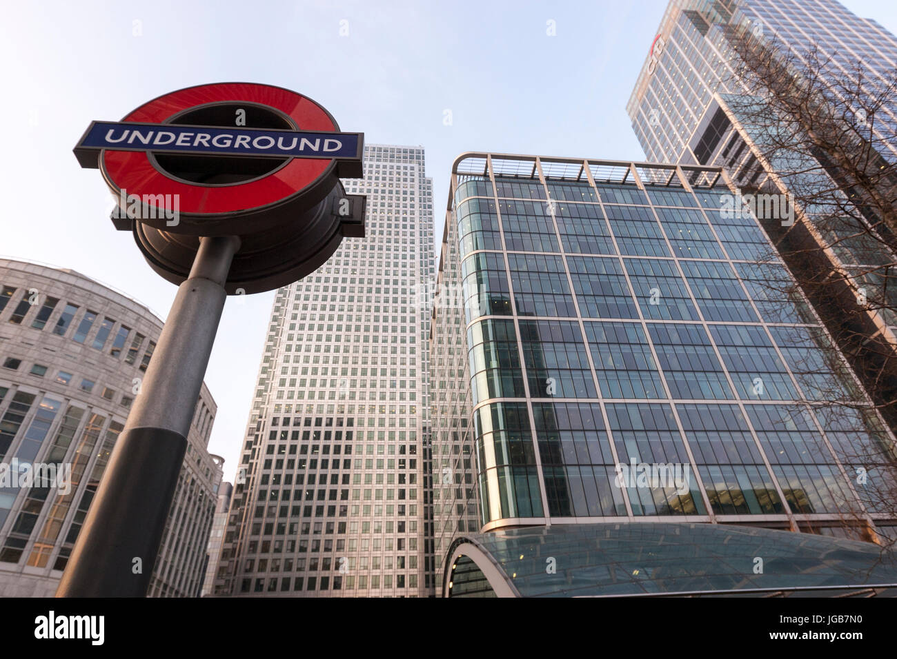 Canary Wharf u-Bahnstation Schild am Reuters Plaza und One Canada Square Tower, Canary Wharf, Business District, Stratford, London, England Stockfoto