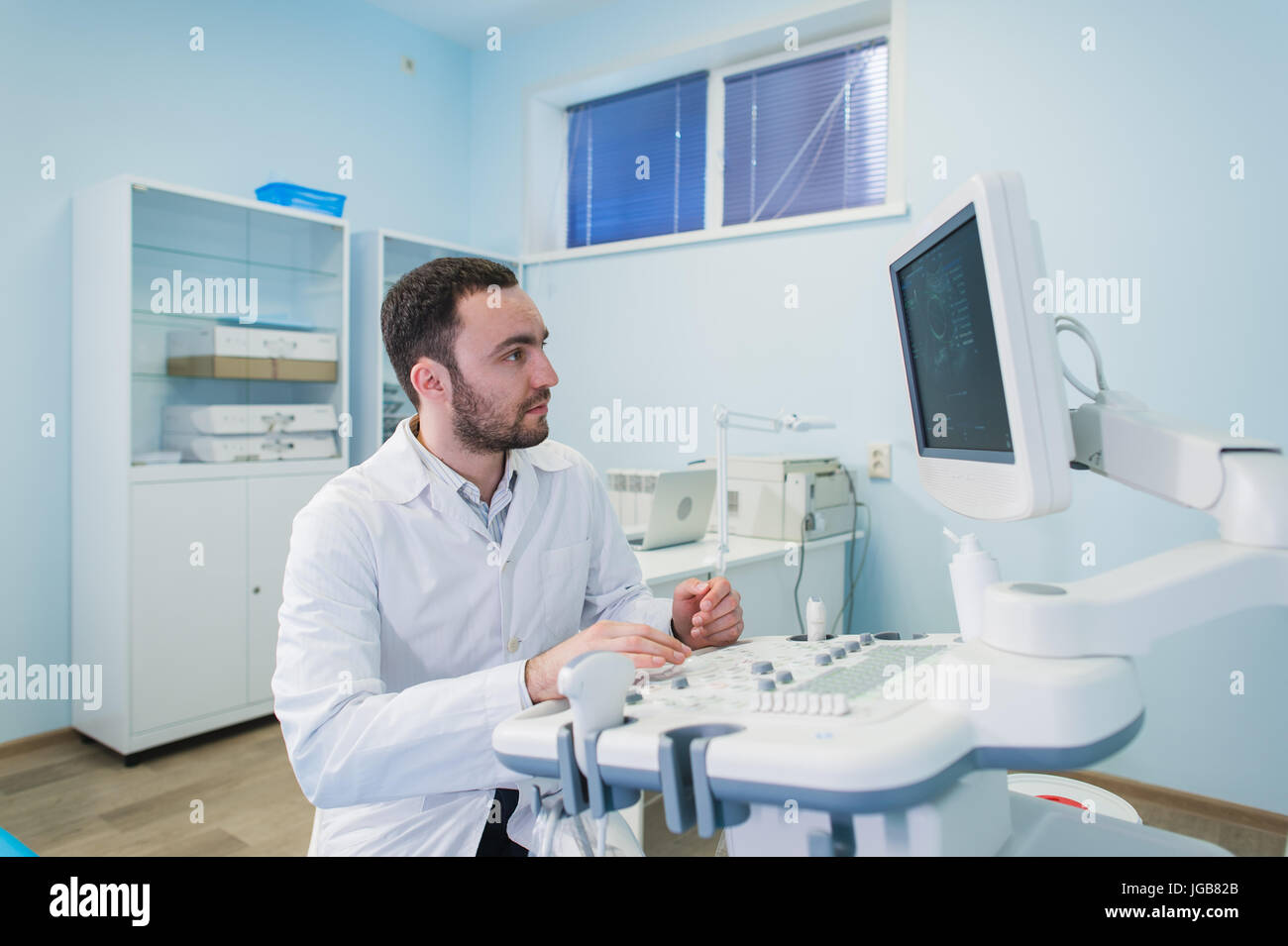 Porträt eines Arztes denken in der Nähe von Sceen von medizinischen Geräten. Stockfoto