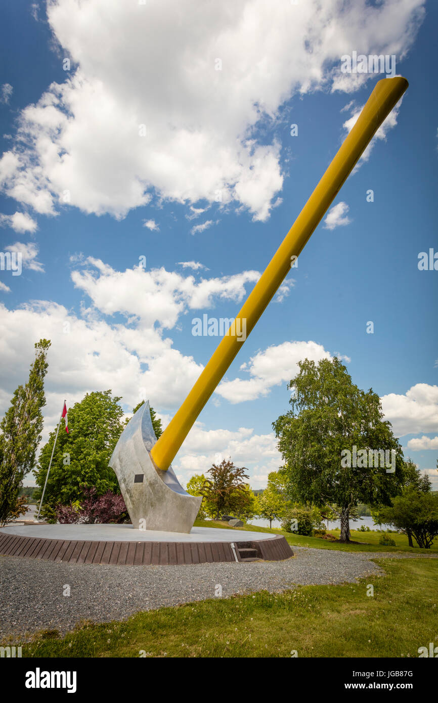 Die weltweit größte Axt befindet sich in Nackawic, New Brunswick, Kanada und über 55 Tonnen wiegt und steht 15 Meter hoch. Stockfoto