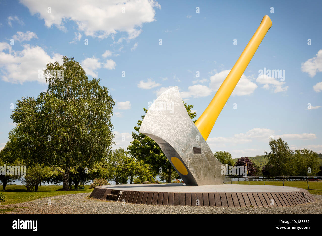 Die weltweit größte Axt befindet sich in Nackawic, New Brunswick, Kanada und über 55 Tonnen wiegt und steht 15 Meter hoch. Stockfoto