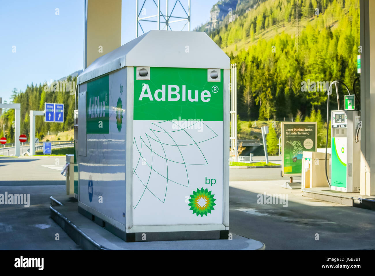 FLACHAU, Österreich - 10. Mai 2017: Der AdBlue-Tank an der BP-Tankstelle auf der Autobahnraststätte in Flachau, Österreich. AdBlue ist ein Diesel-Abgas Reinigung Stockfoto