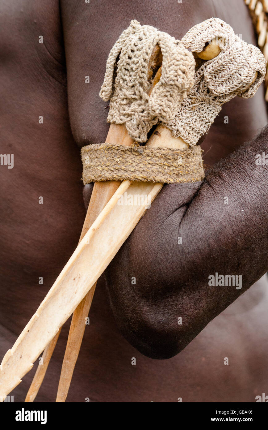 ASMAT Provinz, Indonesien, IRIAN JAYA, JOW Dorf - Juni 12: Messer in der Hand des Kriegers Stamm Asmat traditionelle Knochen. Stockfoto