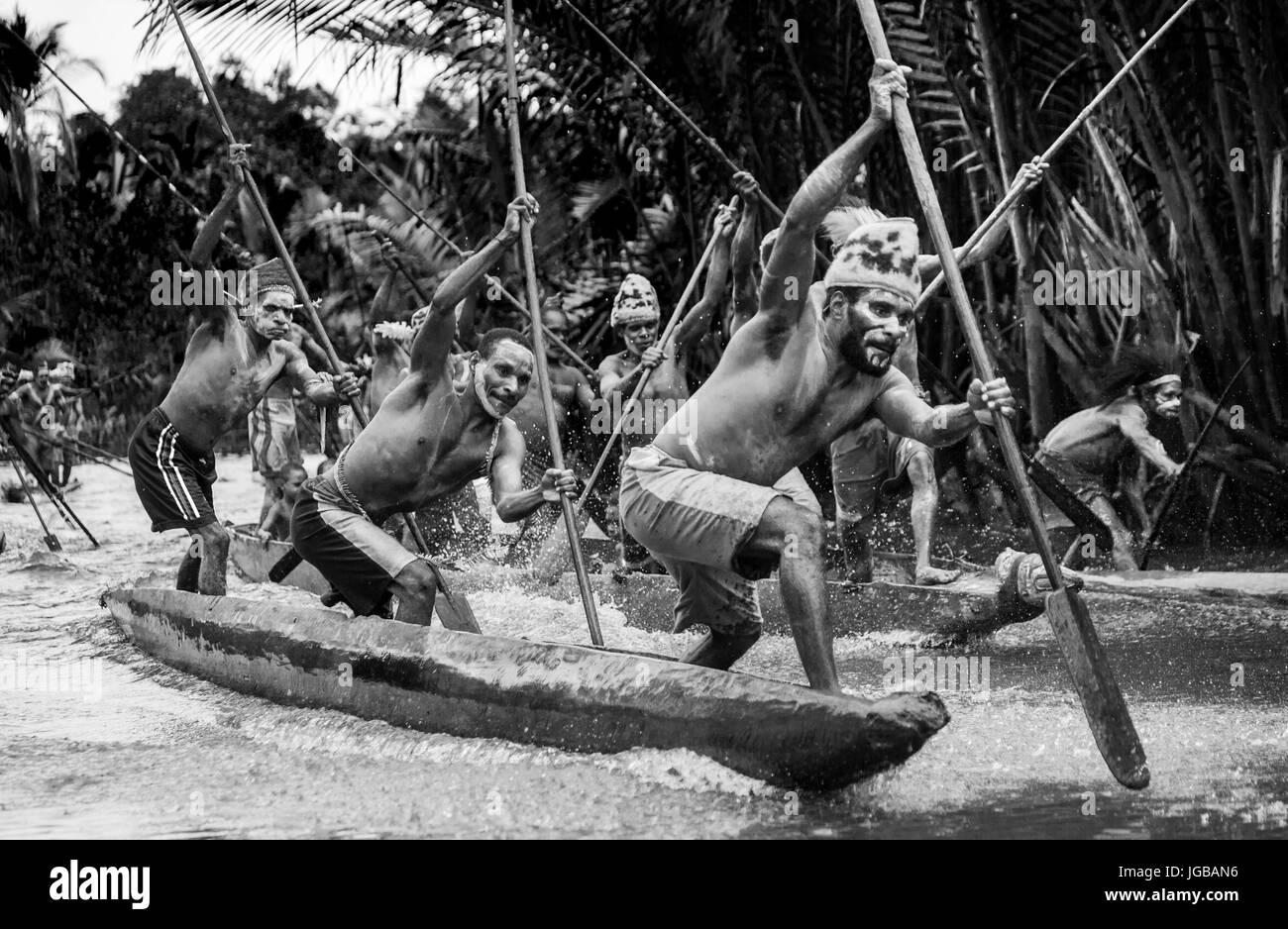 Indonesien, IRIAN JAYA, ASMAT Provinz, JOW Dorf - Juni 12: Krieger Asmat Stamm sind traditionelle Kanu verwenden. Stockfoto