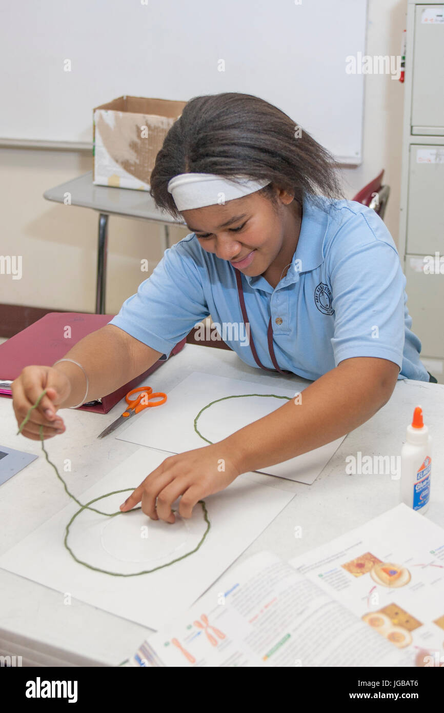 High School Kursteilnehmer lernen Kunst im Klassenzimmer Stockfoto