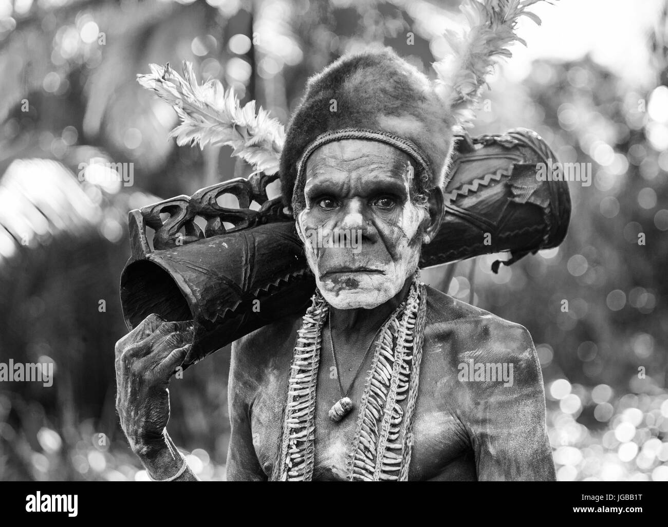 Indonesien, IRIAN JAYA, ASMAT Provinz, JOW Dorf - Juni 12: Porträt eines Kriegers Asmat-Stammes mit einer Schamanentrommel. Stockfoto
