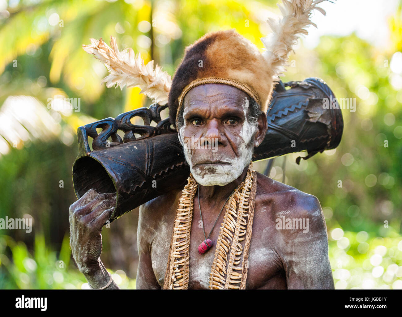 Indonesien, IRIAN JAYA, ASMAT Provinz, JOW Dorf - Juni 12: Porträt eines Kriegers Asmat-Stammes mit einer Schamanentrommel. Stockfoto