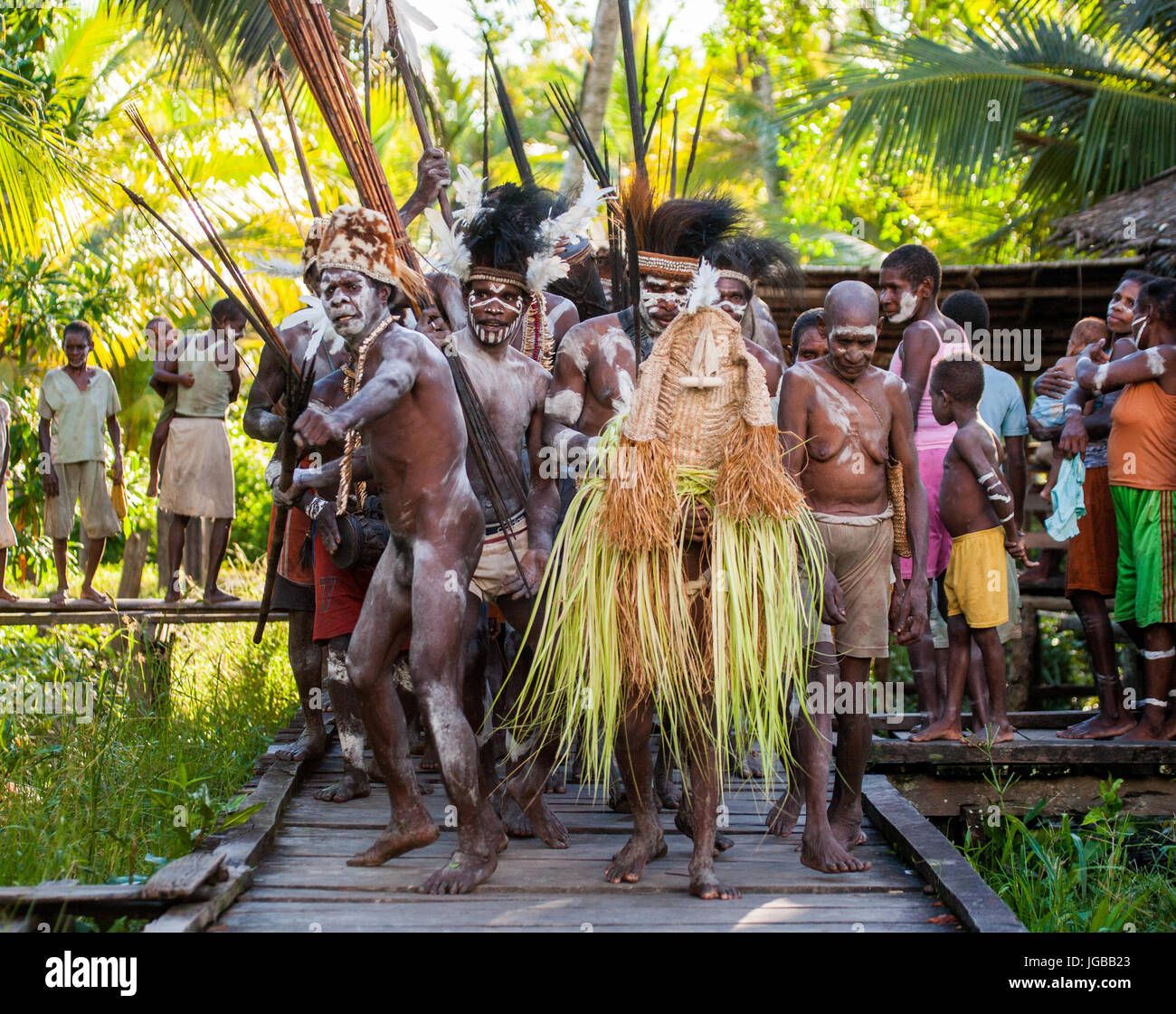 Indonesien, IRIAN JAYA, ASMAT Provinz, JOW Dorf - Juni 12: Asmat-Stammes-Krieger mit Pfeil und Bogen. Stockfoto