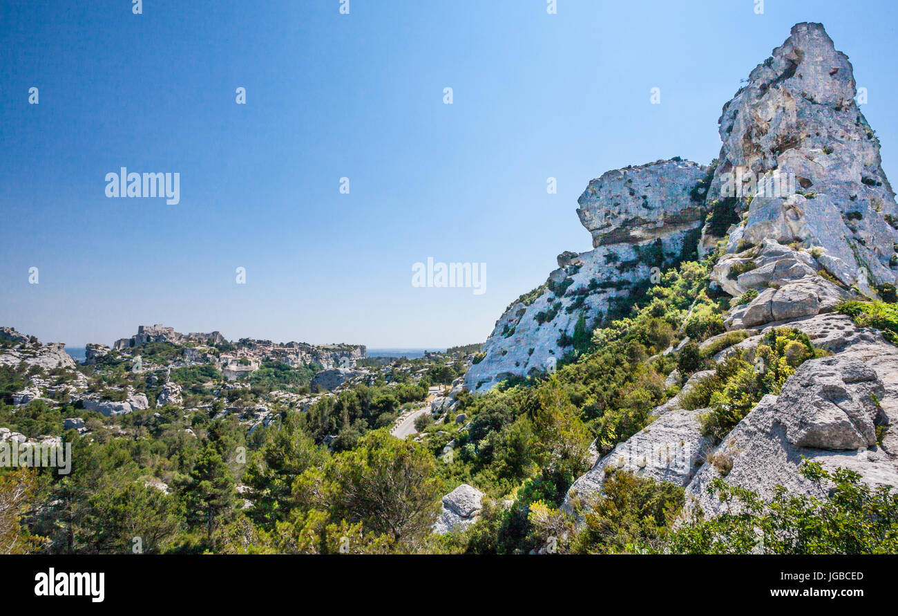 Frankreich, Provence, Bouches-du-Rhône Abteilung, Les Baux-de-Provence und Chateau des Baux setzen auf felsigen Limeston Aufschlüsse über die Alpilles Berge Stockfoto