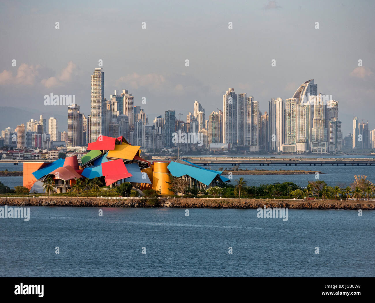 Ungewöhnliche und farbenfrohes Gebäude Der Biomuseo von Frank Gehry entworfenen Auf der Amador Causeway, Anzeige der Biologischen Vielfalt der Republik Panama Stockfoto