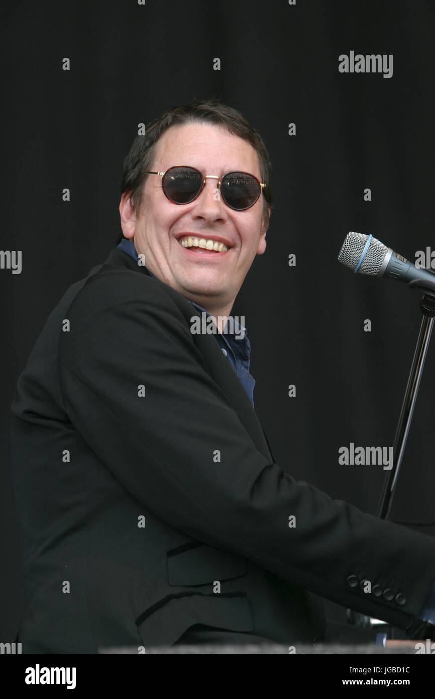 Jools Holland und seiner Rhythm And Blues-Band auf dem Glastonbury Festival, Somerset, Großbritannien - 28. Juni 2003. Stockfoto