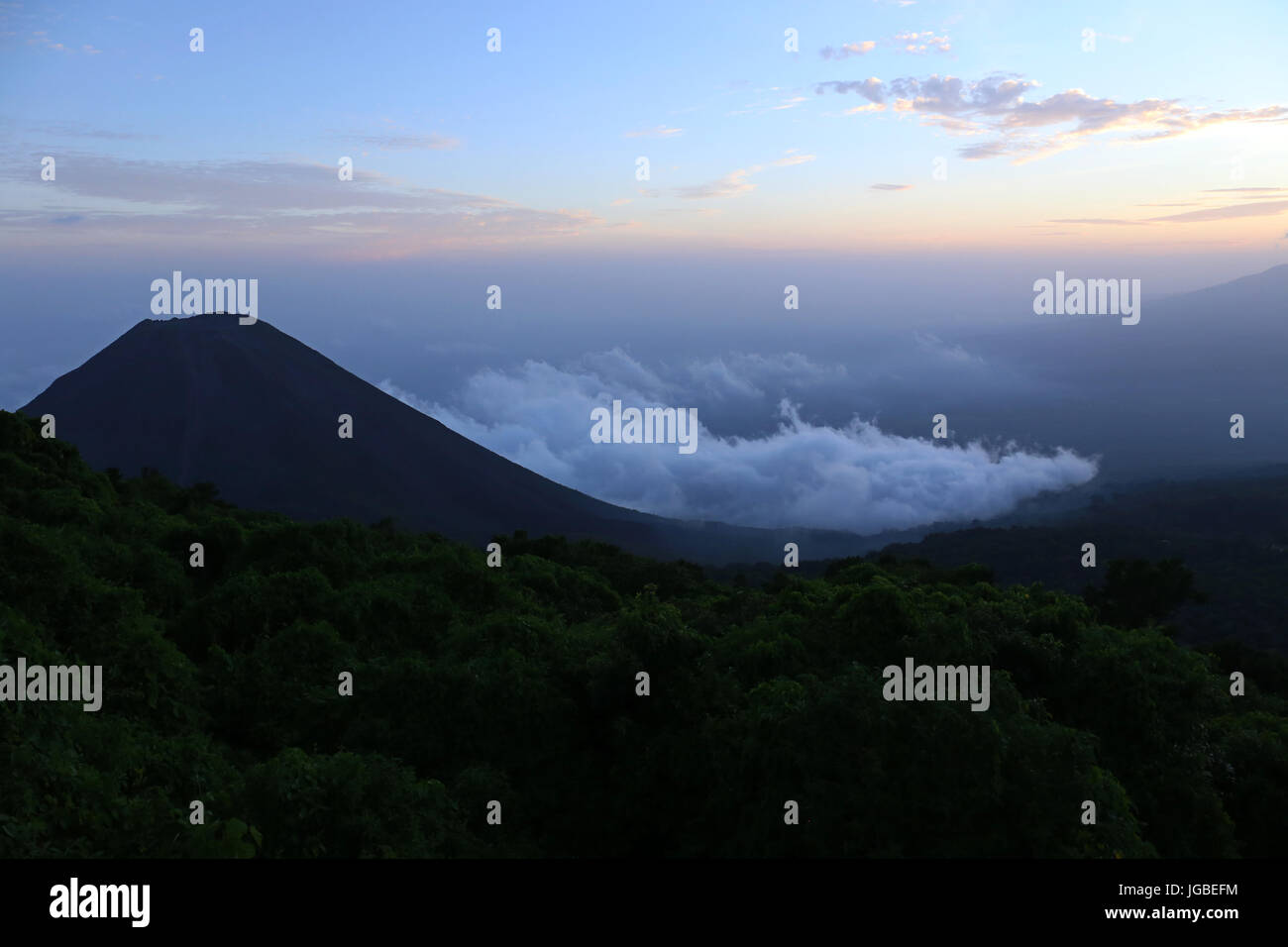 Vulkan Izalco, gesehen von einem der Aussichtspunkte im Cerro Verde National Park in der Nähe von Santa Ana, El Salvador Stockfoto