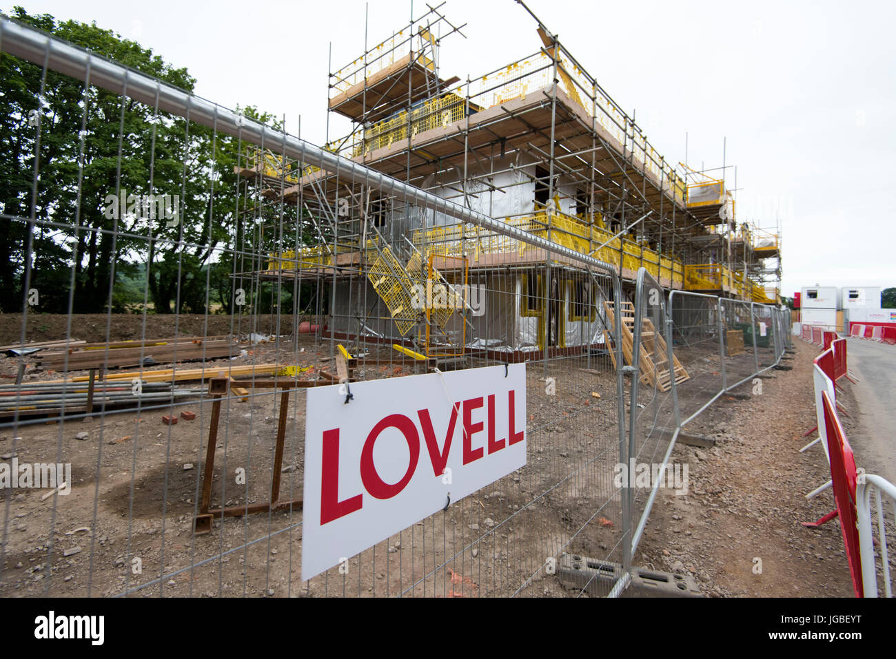 Eigenschaft von Bauträger Lovell auf einer Neubausiedlung Build in Cardiff, Wales, UK gebaut wird. Stockfoto