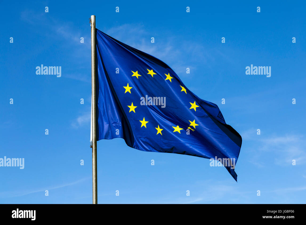 EU-Flagge vor einem blauen Himmelshintergrund Stockfoto